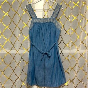 Sleeveless denim dress with tie